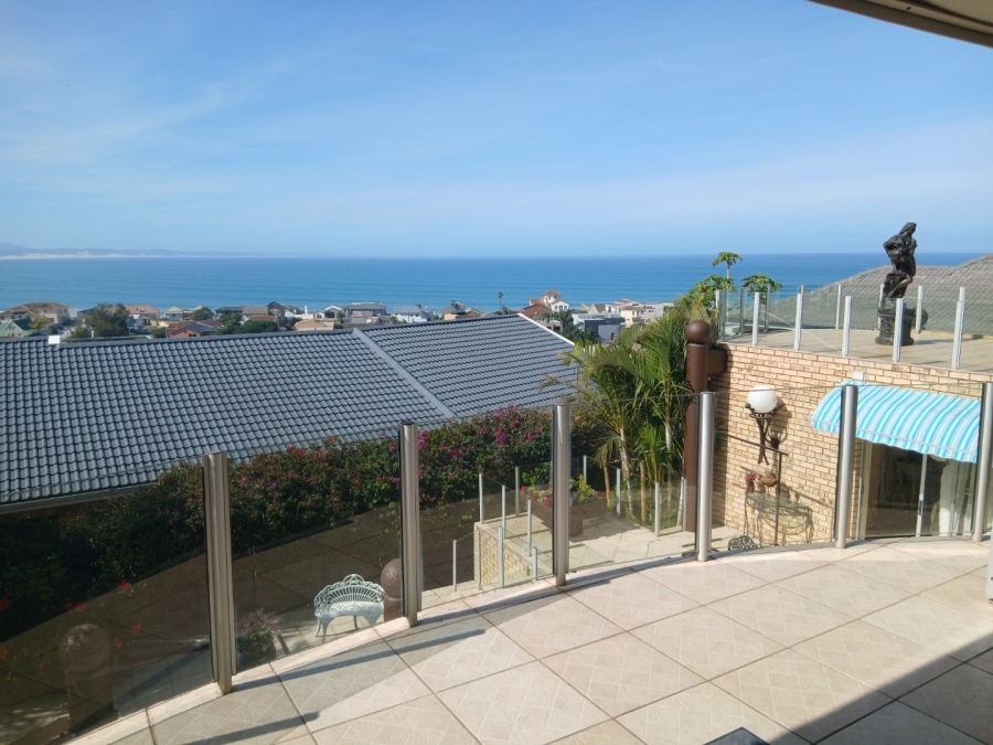 5 Bedroom Property for Sale in Wavecrest Eastern Cape